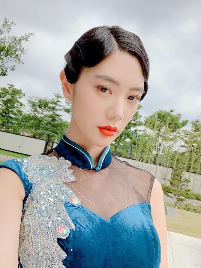 84间房主播跳舞 直播 侦探帽